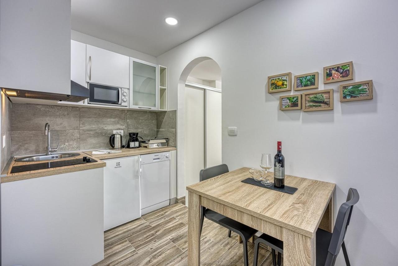 Apartments Claudio Porec Exterior photo